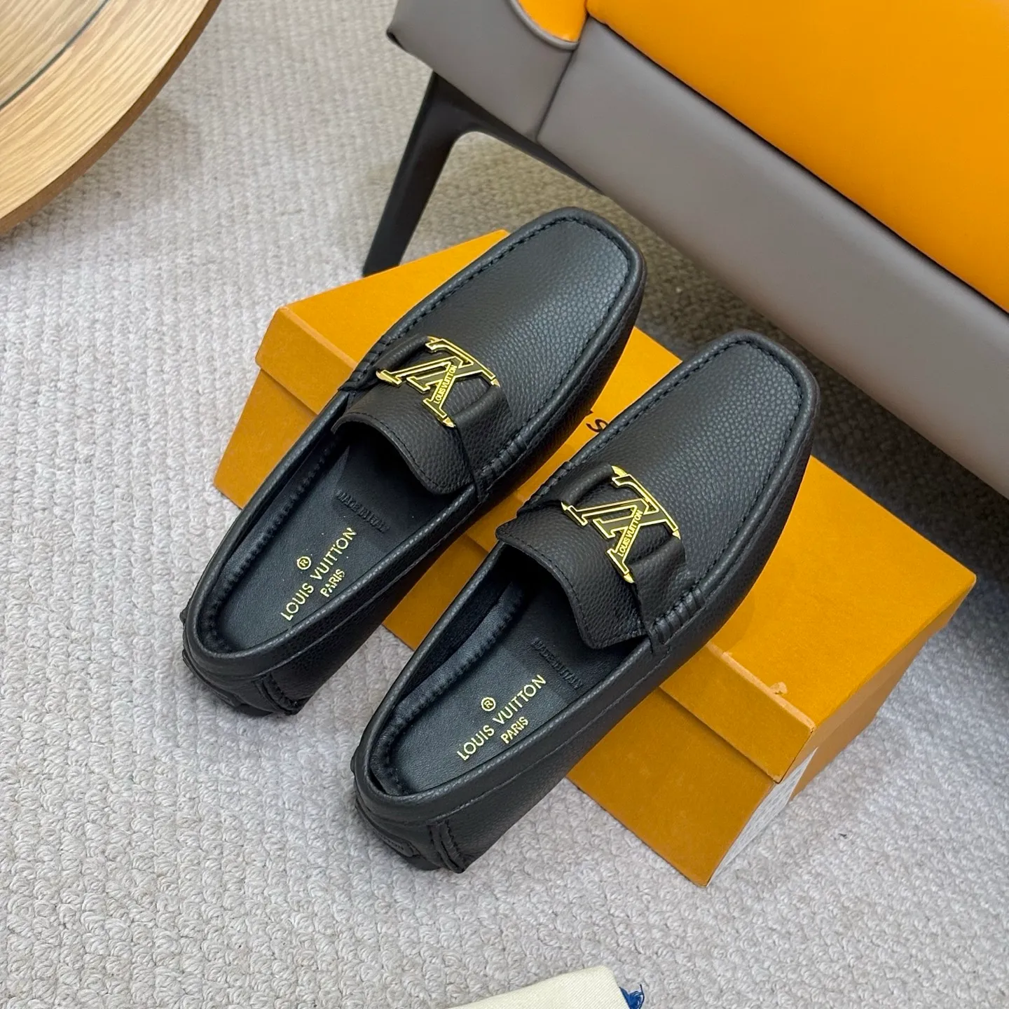Men's men's shoes 💰420 (Yangli) LV 2⃣️0⃣️2⃣️5️⃣Spring and summer counter GLORIA series models ✈️Original factory special leather production, original last type. A classic driving slip-on casual shoe that shows an elegant style with exquisite craftsmanship details such as Monogram embossing all over the upper🌀Italian imported calfskin fabric Sheepskin foot pads➕Inside～Private mold replica sole Unique style Comfortable driving slip-on Size: 4-12 (38-46) Comes with [Counter packaging: original box, wrapping paper, card, instruction manual, shoehorn, cloth bag] No pressure to enter and leave the counter!